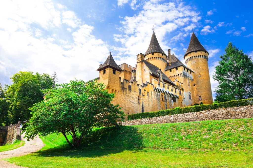 "Projet spectaculaire : le milliardaire Daniel Kretinsky acquiert le 'Versailles de l'Essonne'"